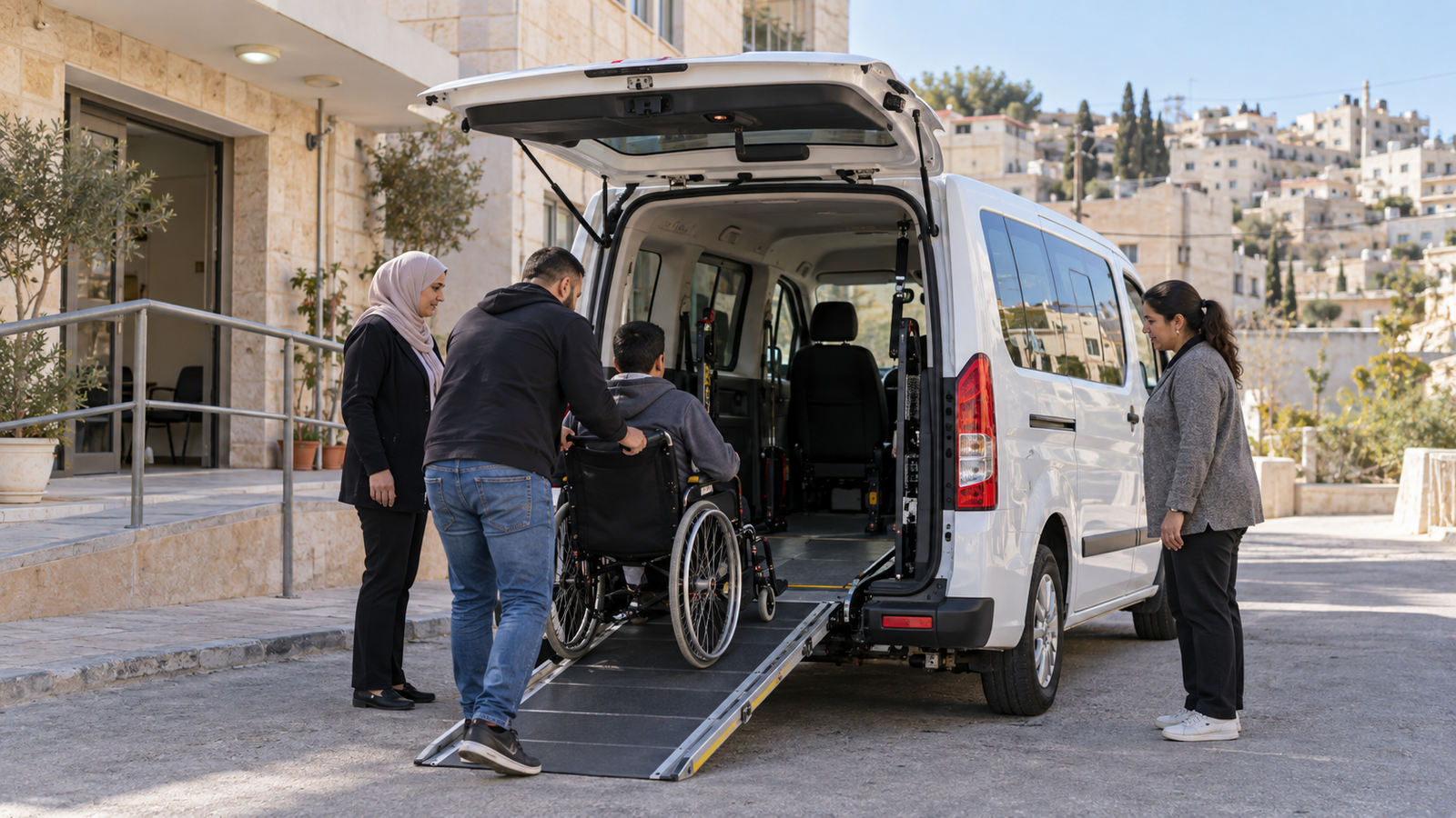 Territori uniti, consegnato il primo minivan per i centri palestinesi