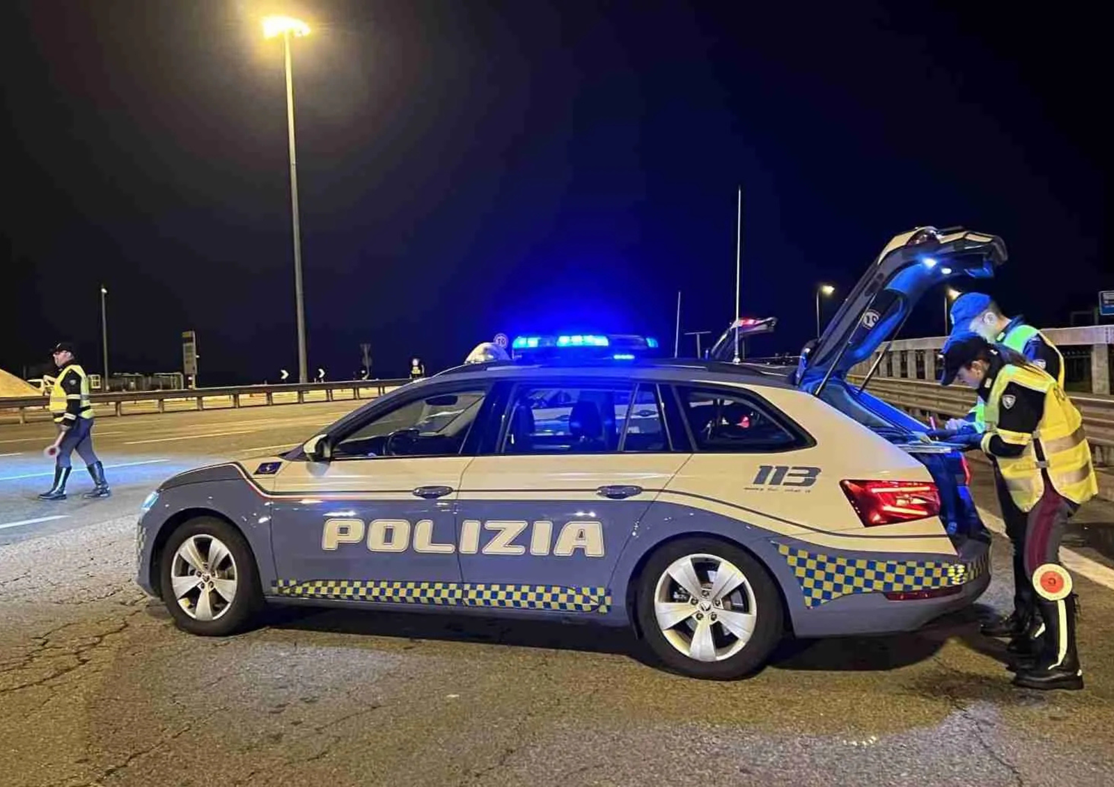 Quartu, 26enne senza patente fermato alla guida di una Mercedes: trovati droga e bastone telescopico