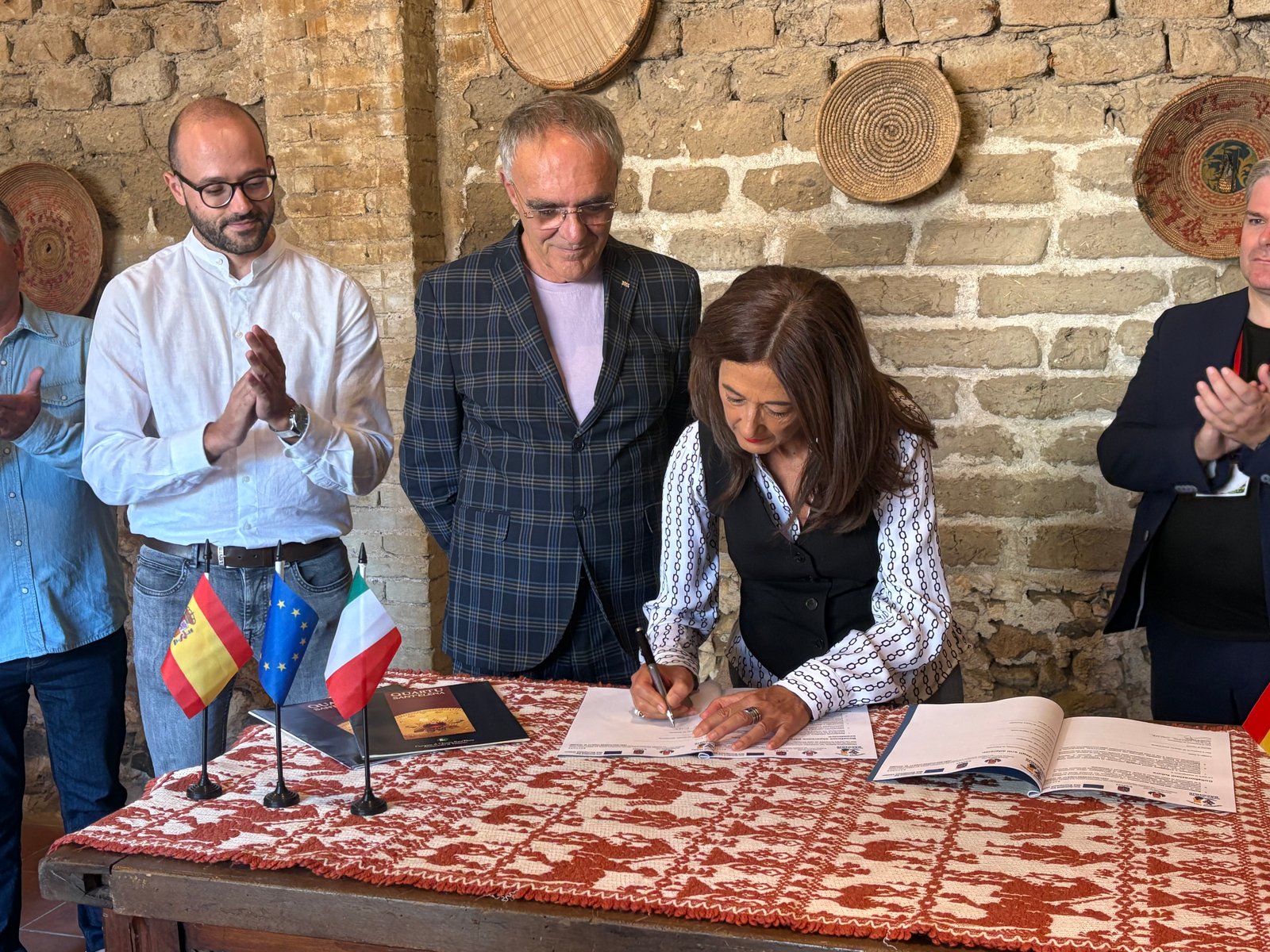 Firmato il patto di collaborazione tra Quartu e Almansa, volto a condividere saperi riguardo la produzione enologica, il turismo sostenibile e l’ambiente