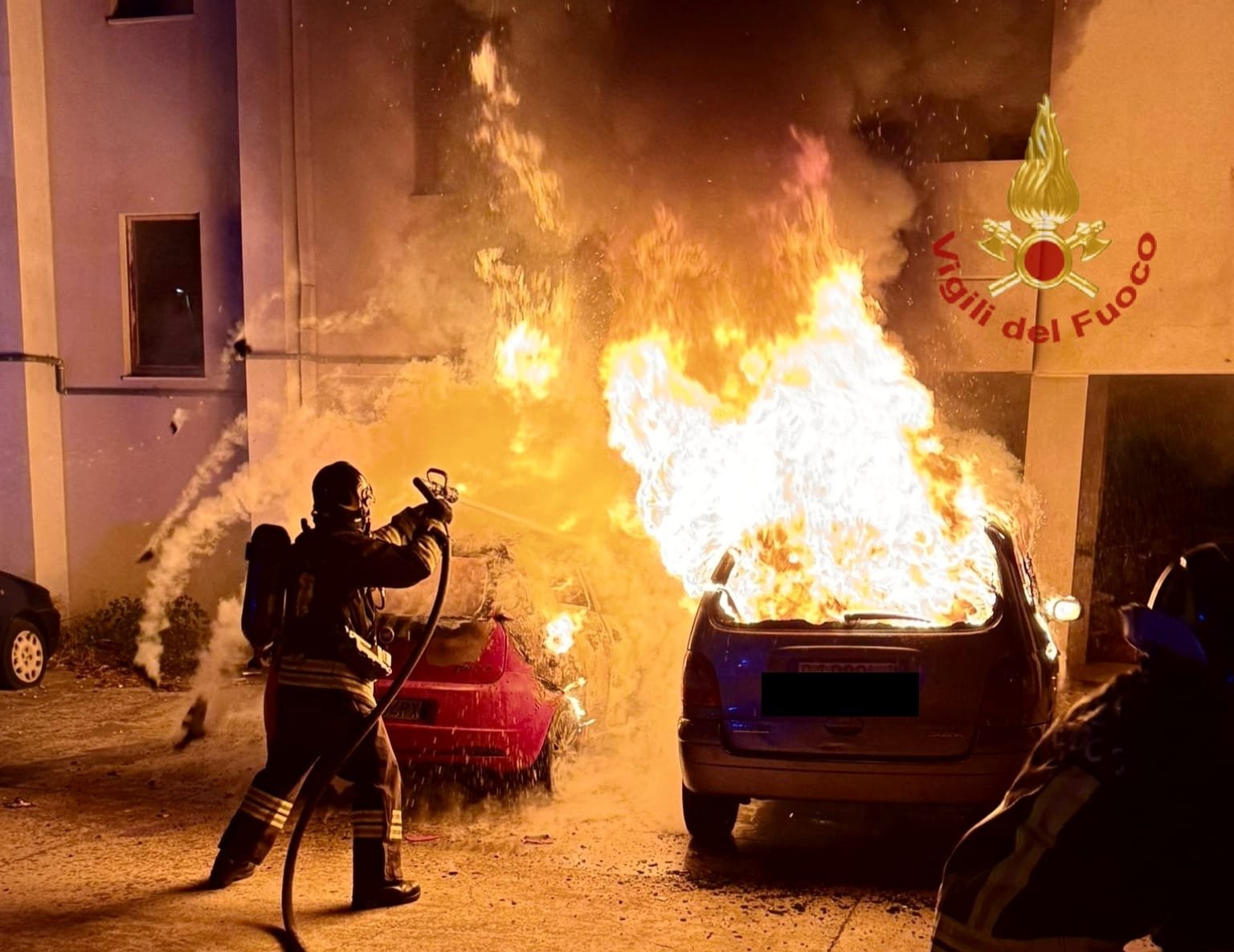 Incendio nella notte a Quartu, due auto distrutte in via Oslo