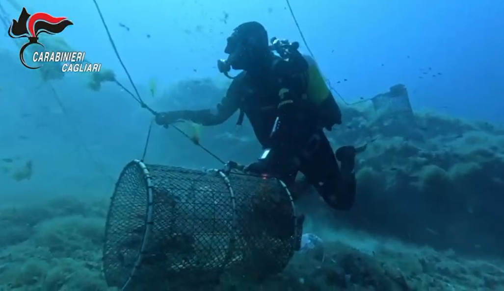 Pescatori incivili, maxi pulizia di reti e nasse abbandonate nei fondali di Cagliari