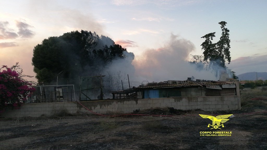 Incendio a Quartu, due anziani disabili salvati dai Forestali