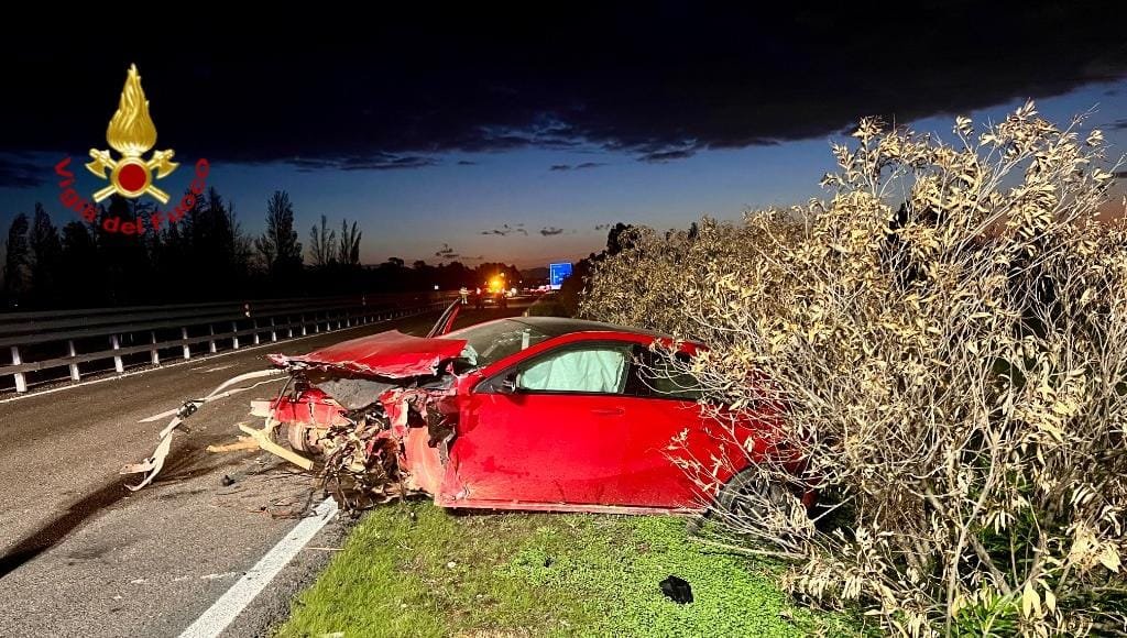 Villaspeciosa, scoppia un pneumatico e 2 auto si scontrano sulla 130: grave una ragazza incinta