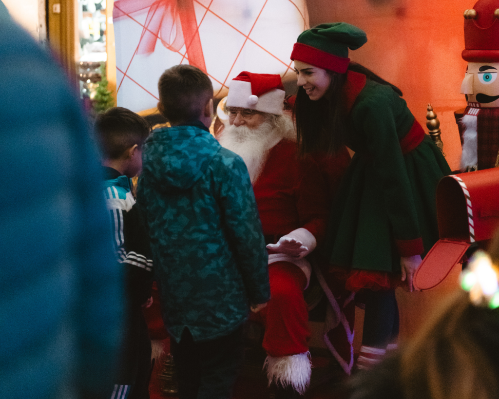 Quartu, viale Colombo invasa da mercatini e musica: mega villaggio di Natale in centro