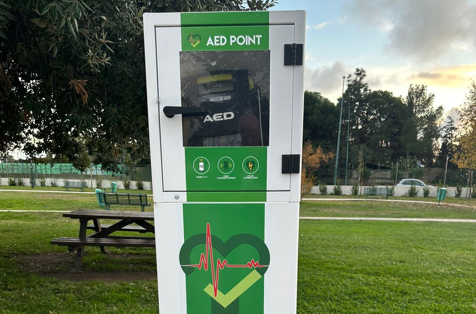 Parco Parodi cardioprotetto, grazie alla sensibilità di un donatore nell’area verde è stato installato un defibrillatore