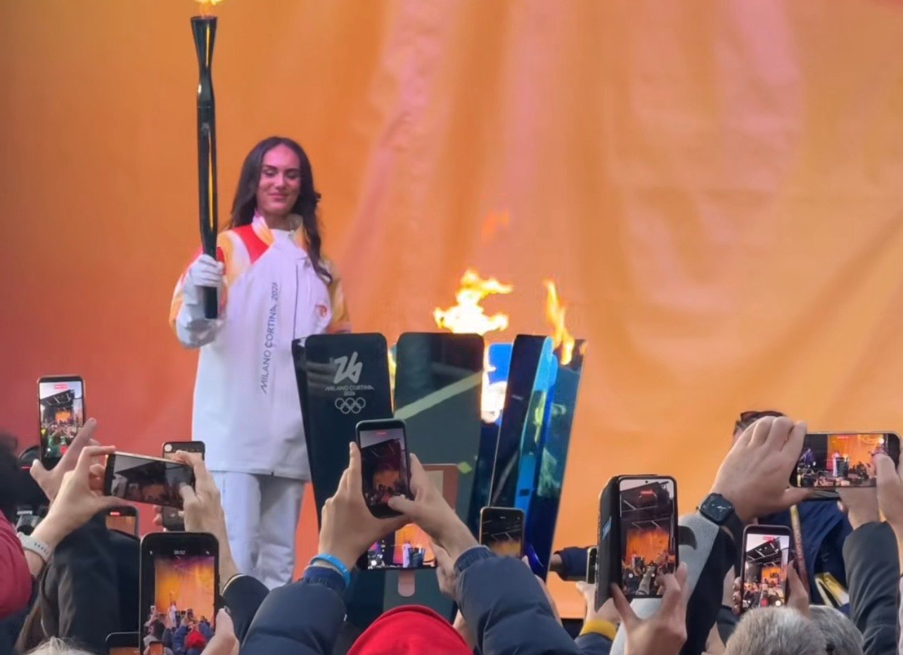 Cagliari capitale dello sport per un giorno: la città accoglie la Fiamma Olimpica di Milano