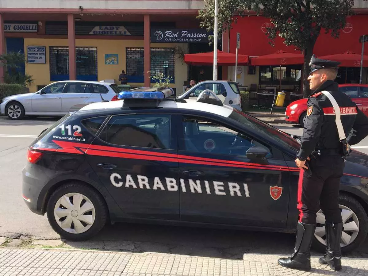 Uniti dal vizio della droga a Quartu, operaio e disoccupato arrestati mentre spacciano in un cortile