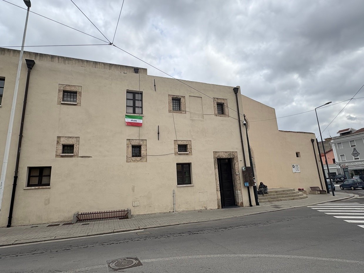 Al Comune di Quartu sventola la bandiera delle proteste iraniane: “Vicinanza alla libertà”