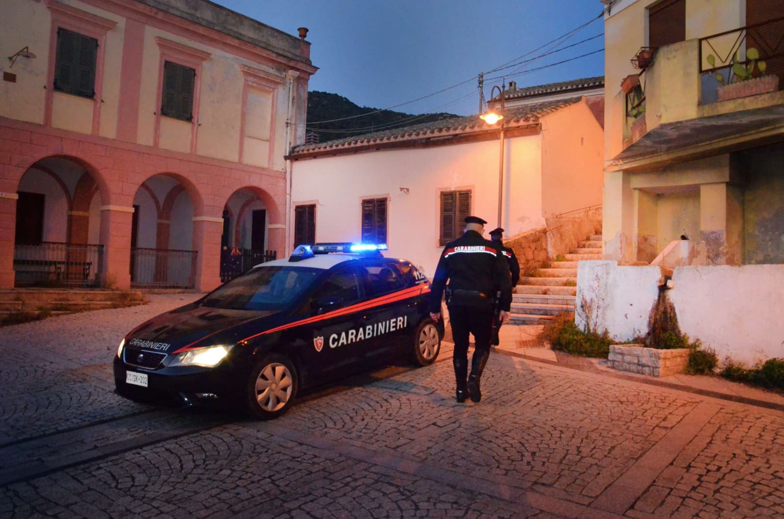 Minaccia e picchia i genitori per farsi dare soldi: 29enne arrestato a Decimomannu