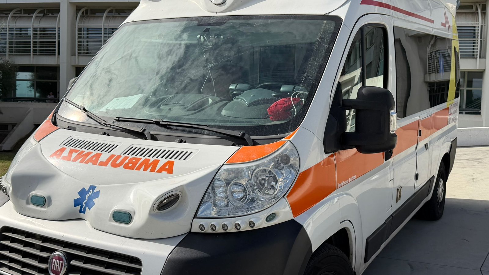 Quartu, auto contro un palo della luce al Poetto: un giovane in codice rosso