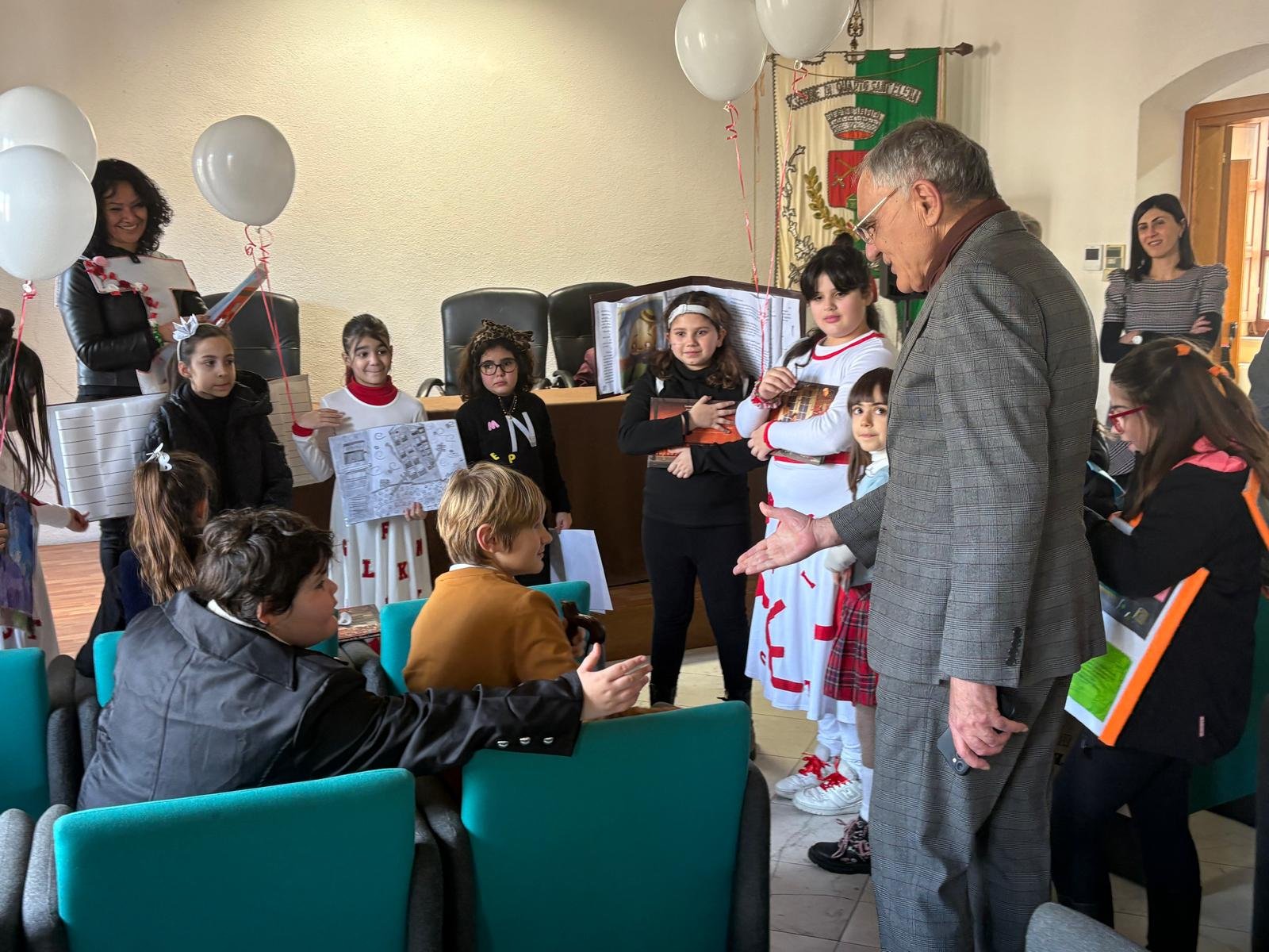 I bambini della Primaria portano in scena davanti al Sindaco il Carnevale Letterario