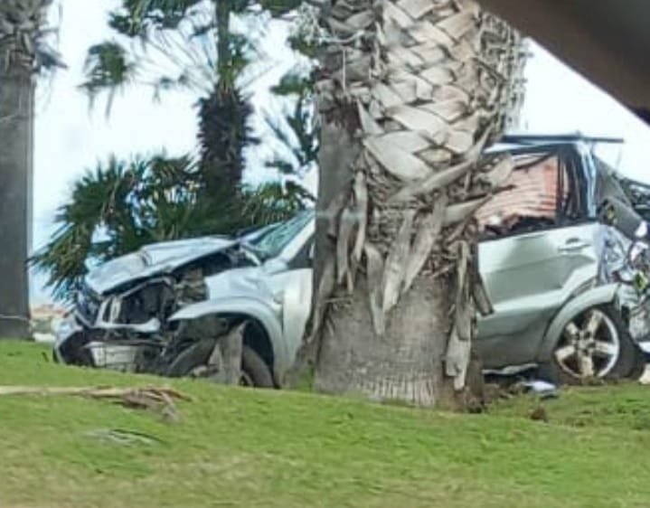 Choc a Quartu: prende in pieno la rotatoria della Marinella, distrugge l’auto e si getta in mare