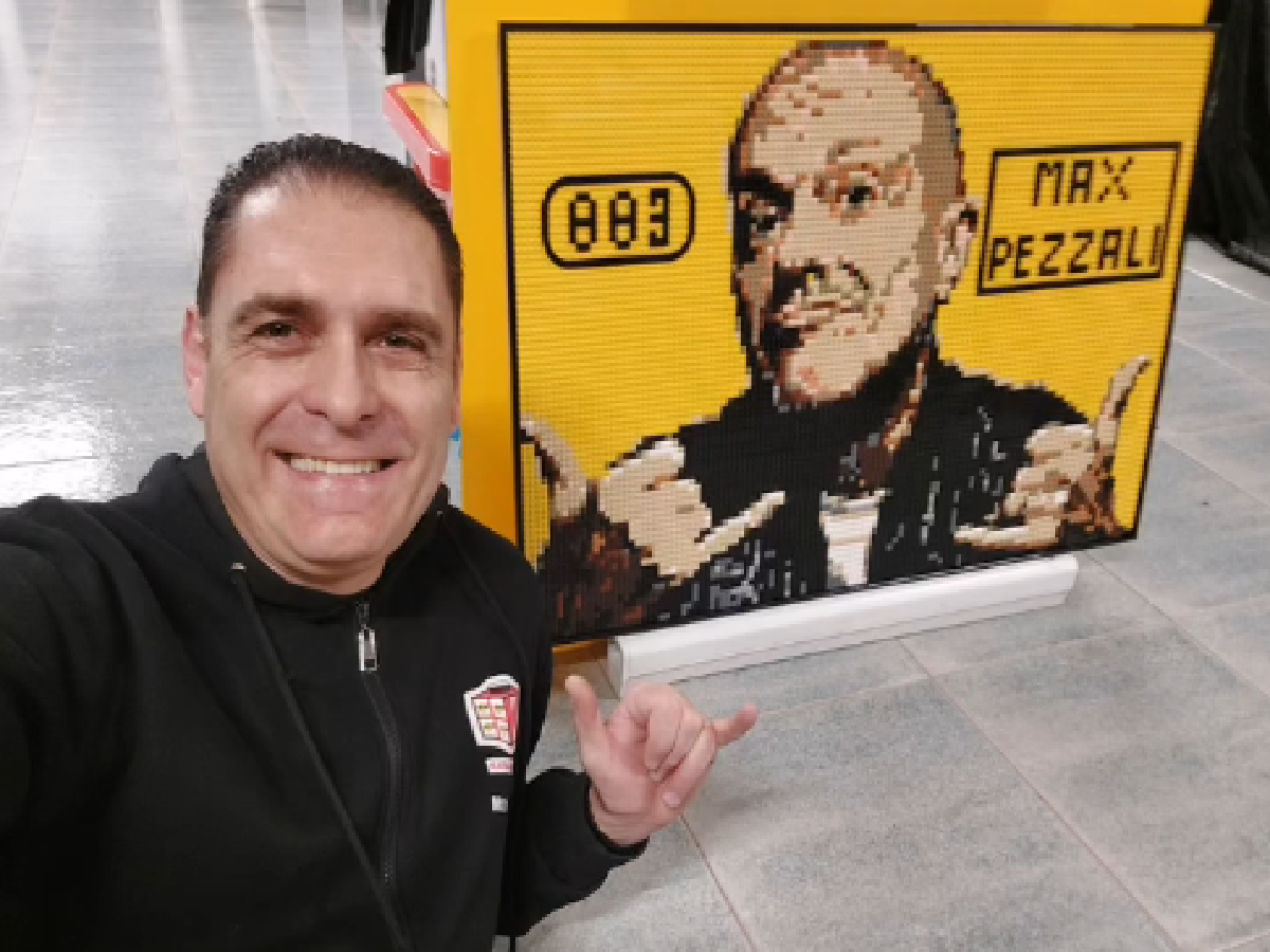 Il record del cagliaritano Maurizio Lampis: “Mosaico da 8mila Lego dedicato a Max Pezzali”