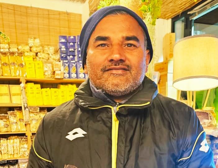 Portafoglio smarrito con il permesso di soggiorno: appello per un venditore di rose a Quartu