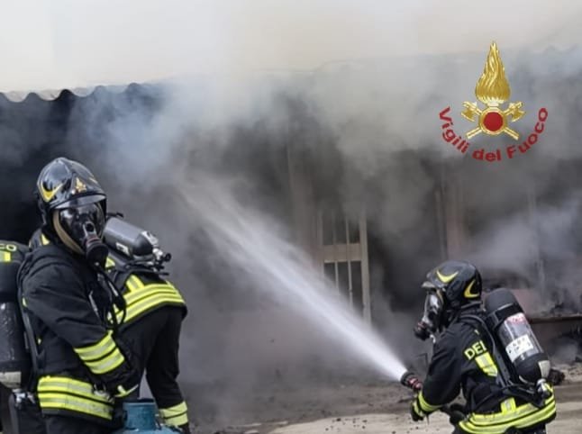 Magazzino in fiamme a Quartu, i pompieri salvano casa e cane