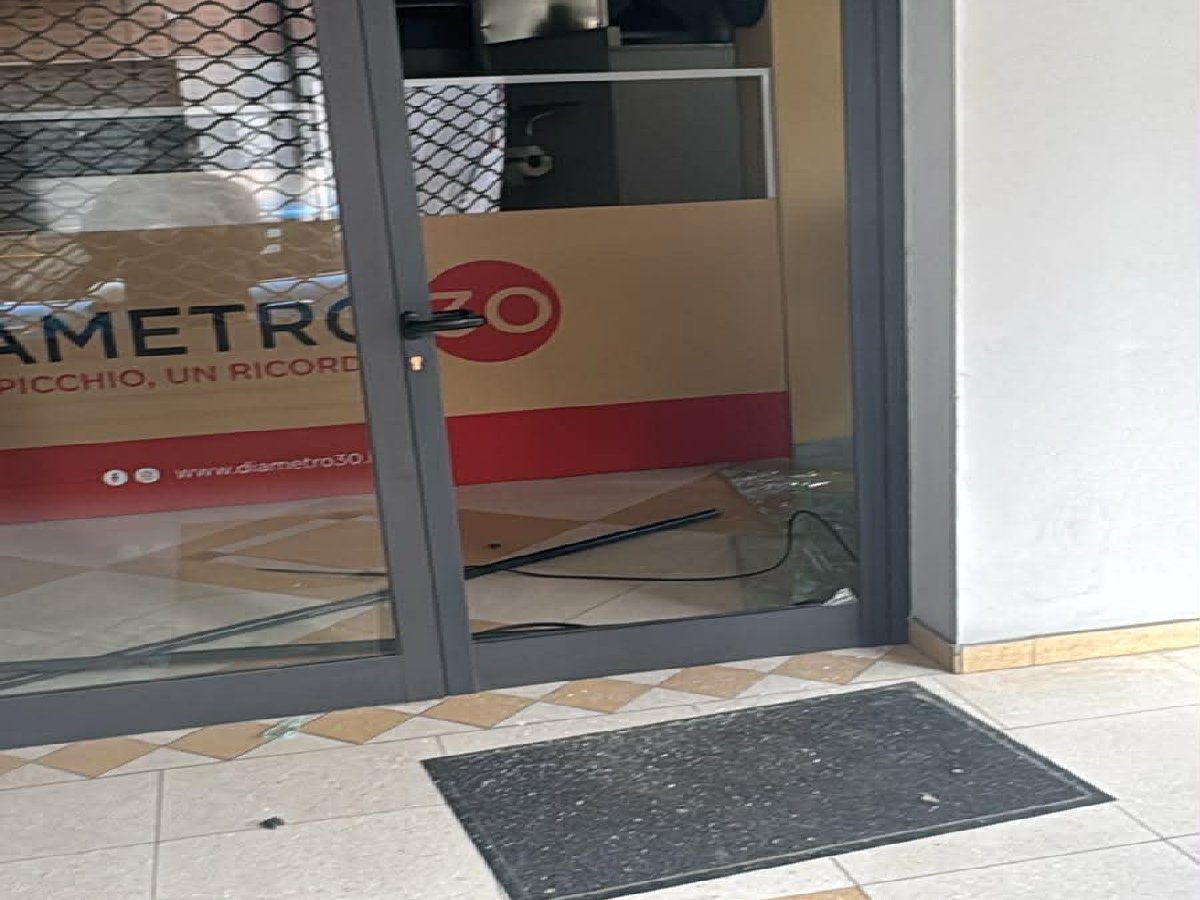 Quartu, svaligiata una pizzeria in pieno centro: “Tremila euro di danni e documenti persi”