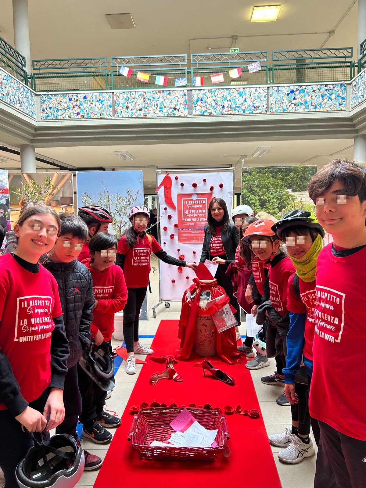 Una rappresentazione teatrale e poi una pedalata, gli studenti della Porcu Satta attori protagonisti per dire no alla violenza contro le donne