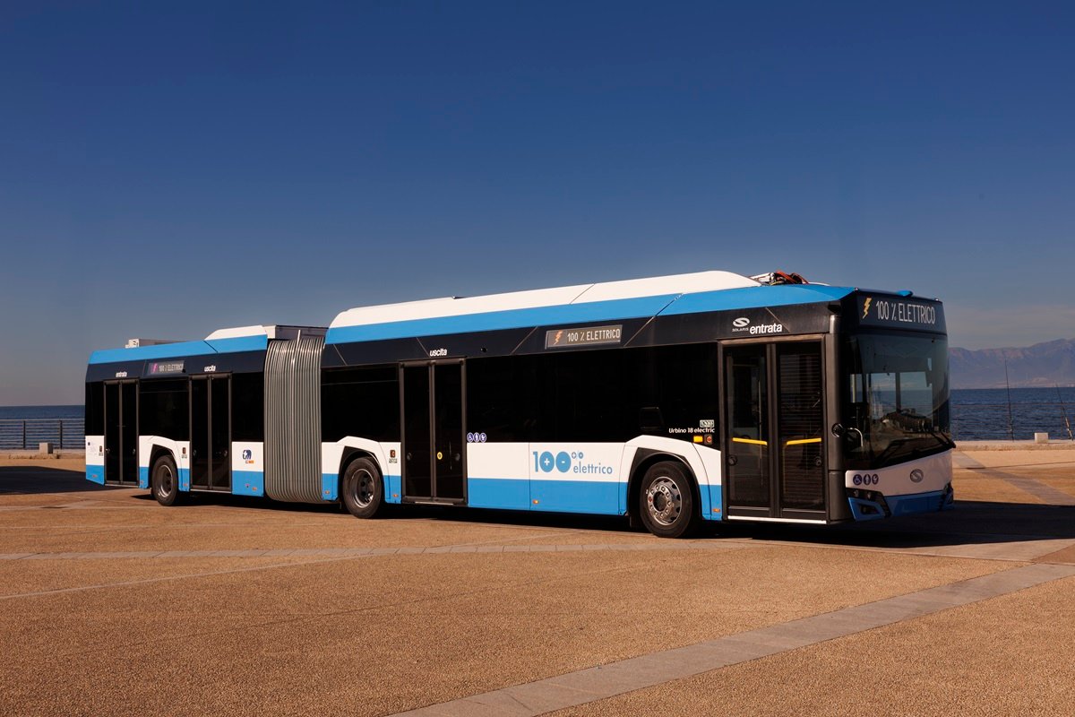 Cagliari, Pasqua al Poetto: debutto dei bus elettrici giganti