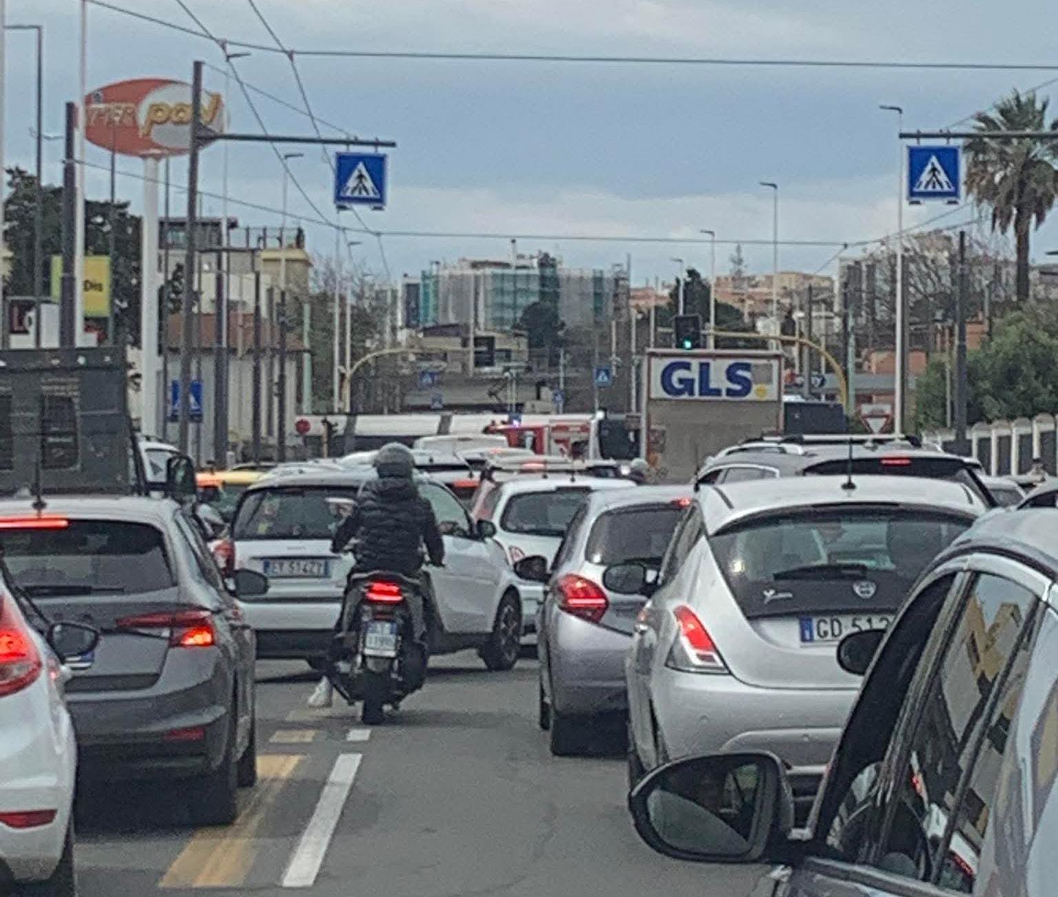 Cagliari, auto contro metro in viale Marconi: traffico nel caos nel venerdì di Pasqua