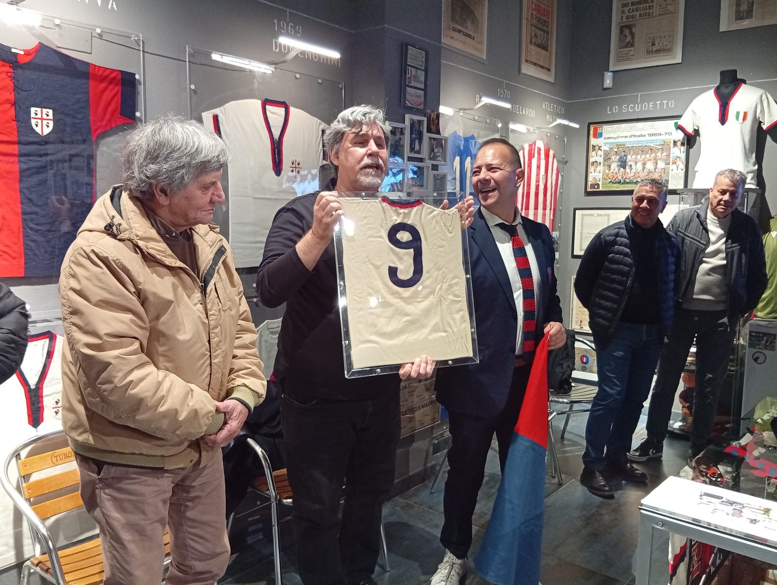 Il cuore rossoblù batte a Quartu: la maglia di Boninsegna donata al Museo rossoblù di via Diaz