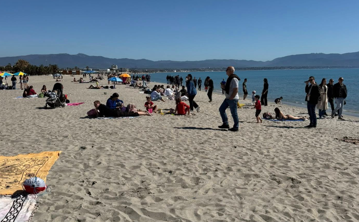 Cagliari baciata dal sole, effetto “Cagliarifornia”: Poetto strapieno a  Pasquetta