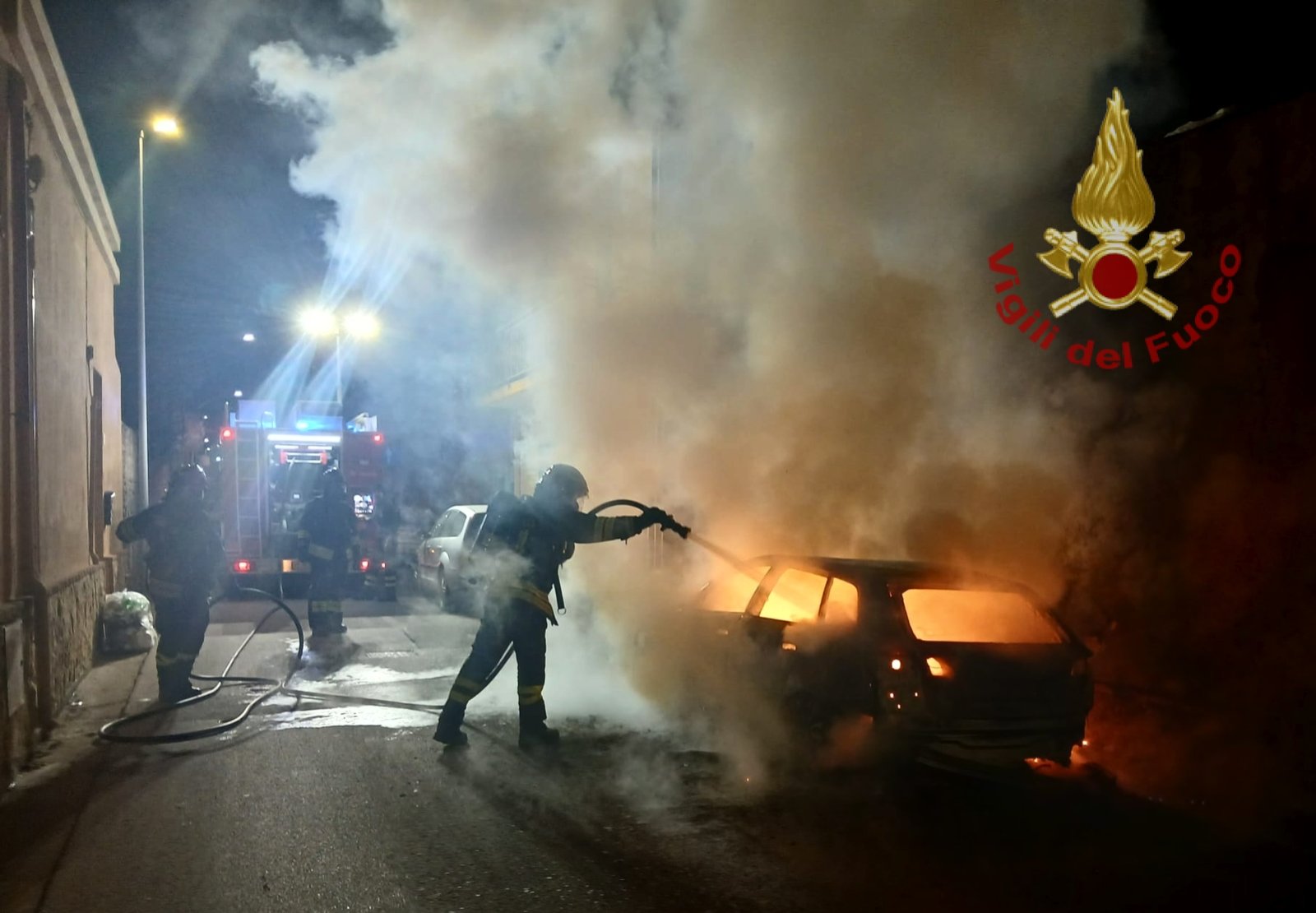 Maracalagonis, auto in fiamme nella notte: il fuoco minaccia le case in via Dante