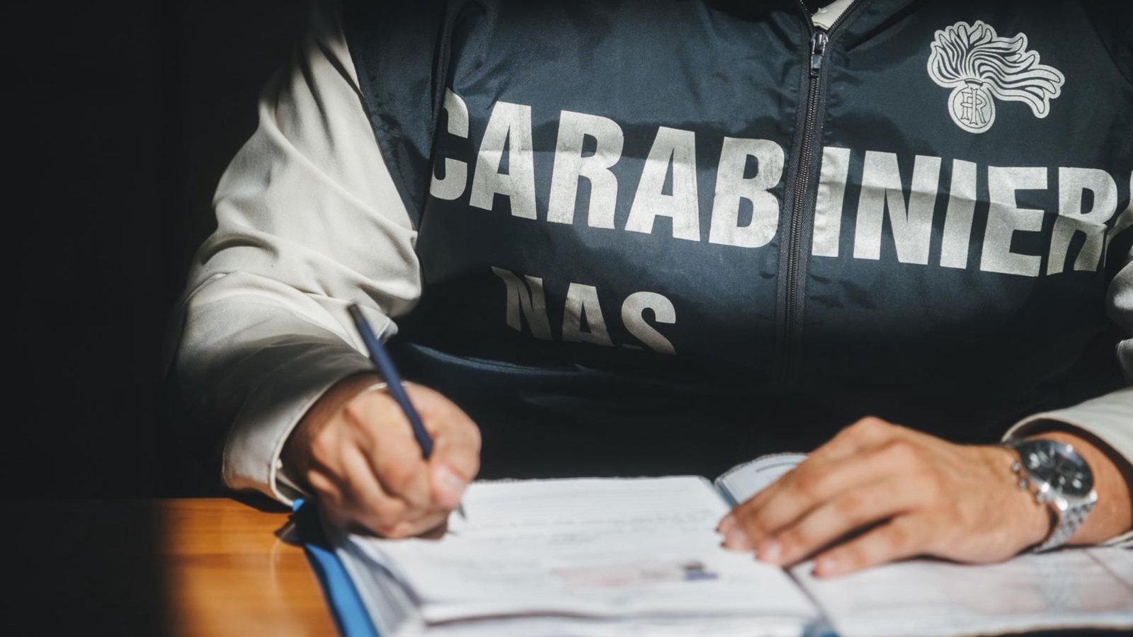 Quartu, deposito senza requisiti igienici: sequestrate 17.000 bottiglie d’acqua