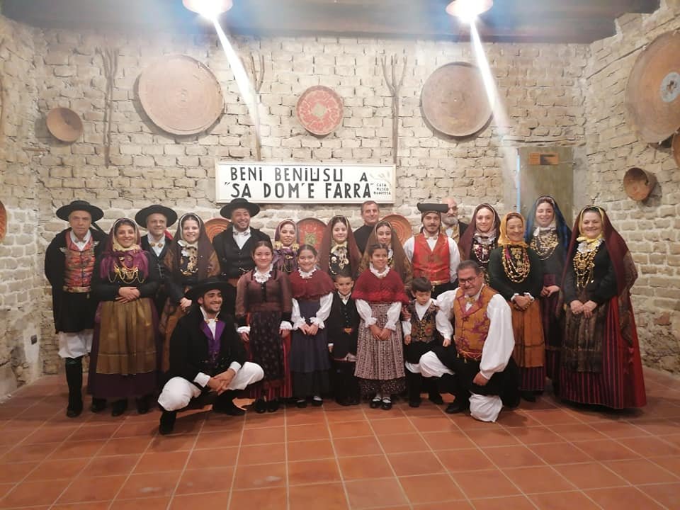 Il Comune adotta un regolamento per la salvaguardia, la tutela e l'uso dell'abito tradizionale quartese