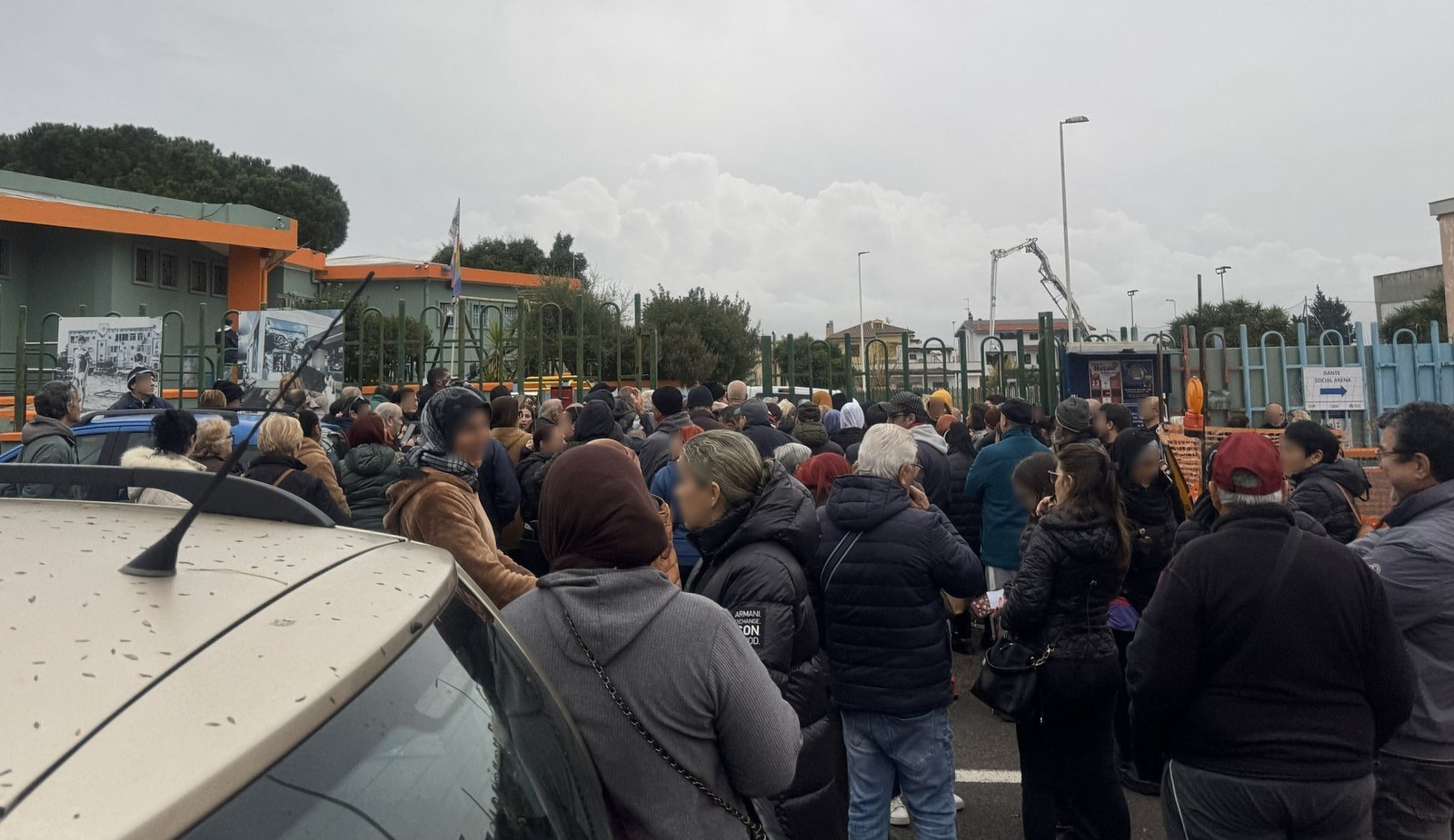 Cagliari, cibo e bollette a prezzi folli: famiglie disperate in fila per pasta e un paio di scarpe