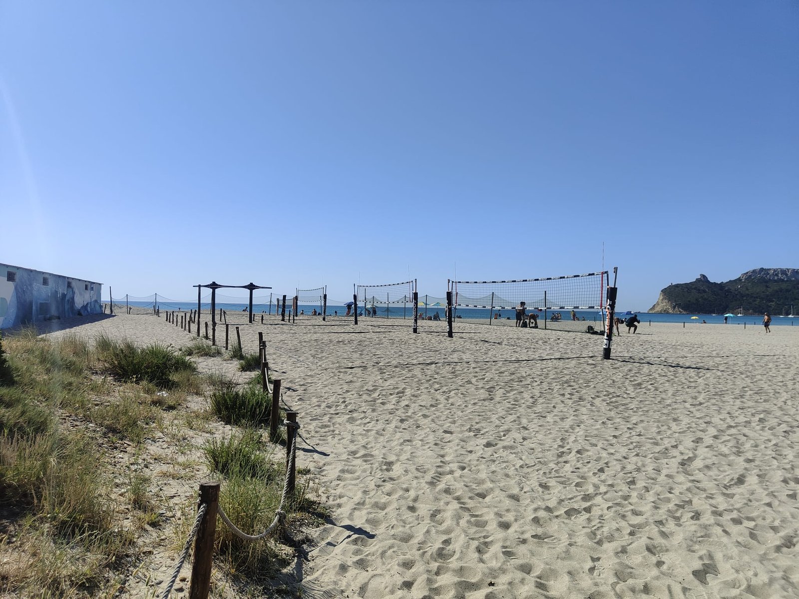 Cagliari, blitz della Guardia Costiera al Poetto: smantellati 4 campi da beach volley abusivi