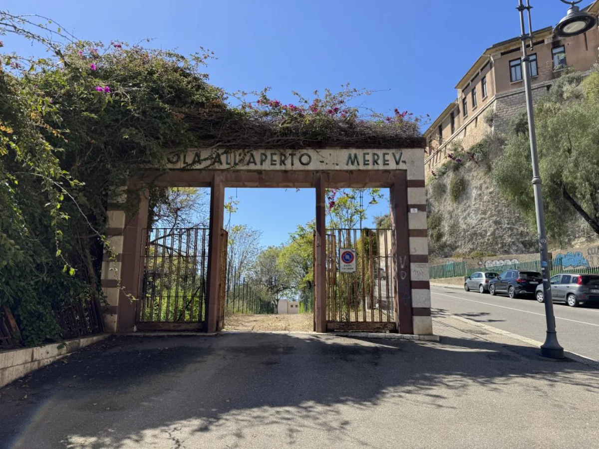 Il paradosso della Scuola “Attilio Mereu”: un gioiello del Razionalismo restaurato e abbandonato al degrado