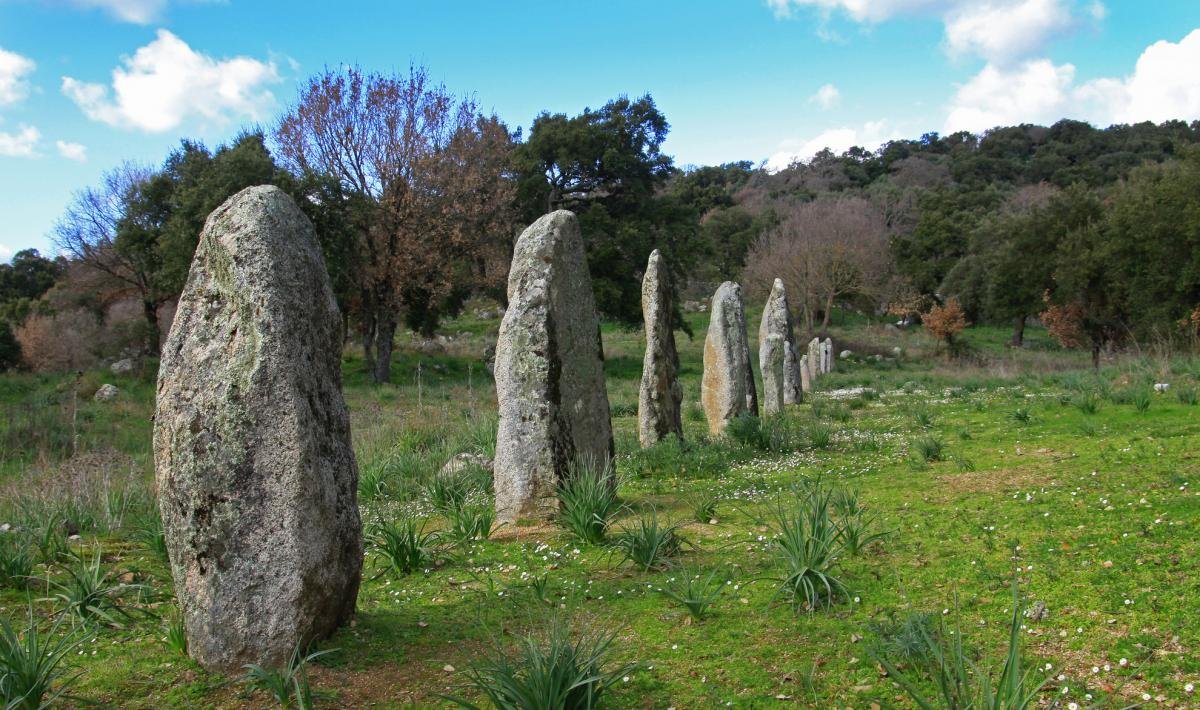 Il santuario di pietra dove la Sardegna custodisce il mistero dei menhir