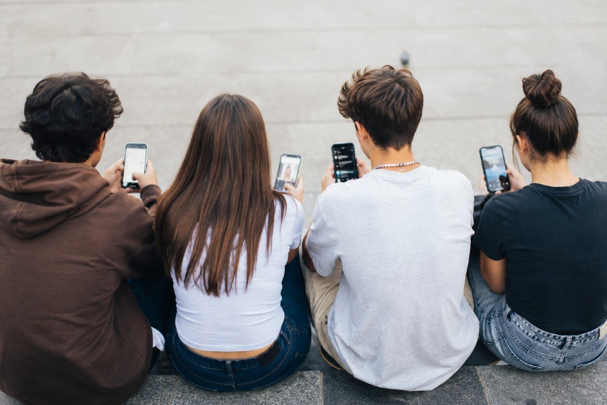 La Gran Bretagna vieta i social ai minori di 16 anni, Starmer: “Divieto totale”