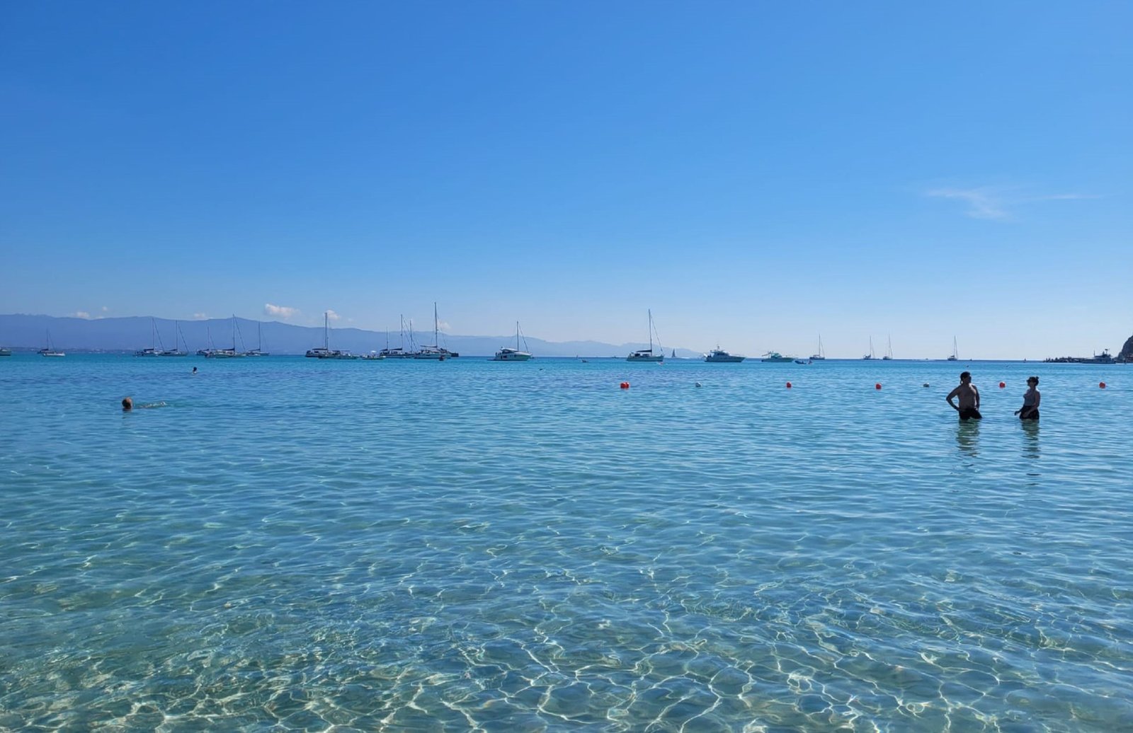 Dramma al Poetto: 70enne muore mentre fa il bagno per un malore improvviso