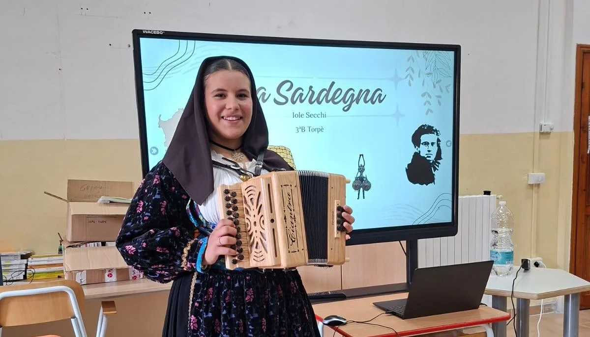 Torpè, Iole si diploma in abito sardo e suona l’organetto: la sua tesina dedicata alla Sardegna
