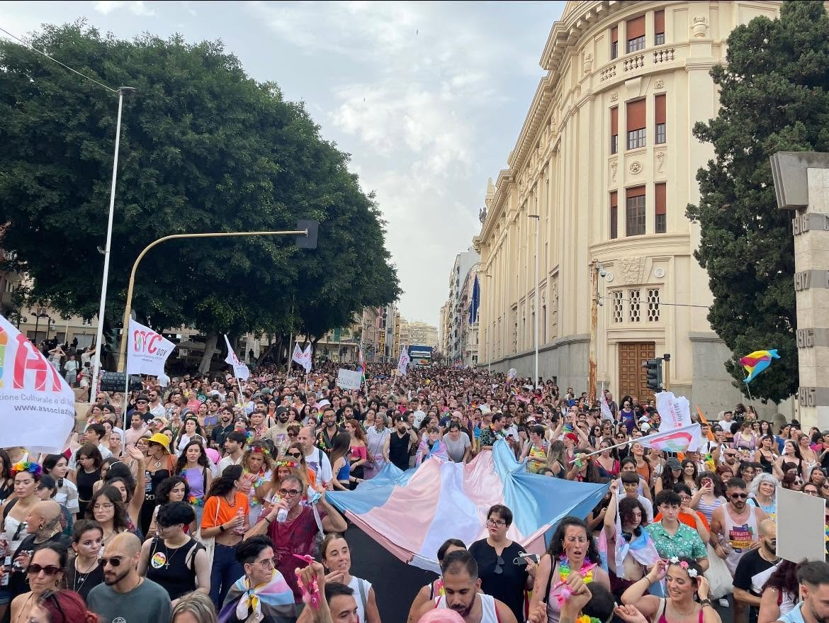 Cagliari si tinge d’orgoglio: il Sardegna Pride 2026 torna ad animare le strade del capoluogo tra rivendicazioni e un’assenza istituzionale