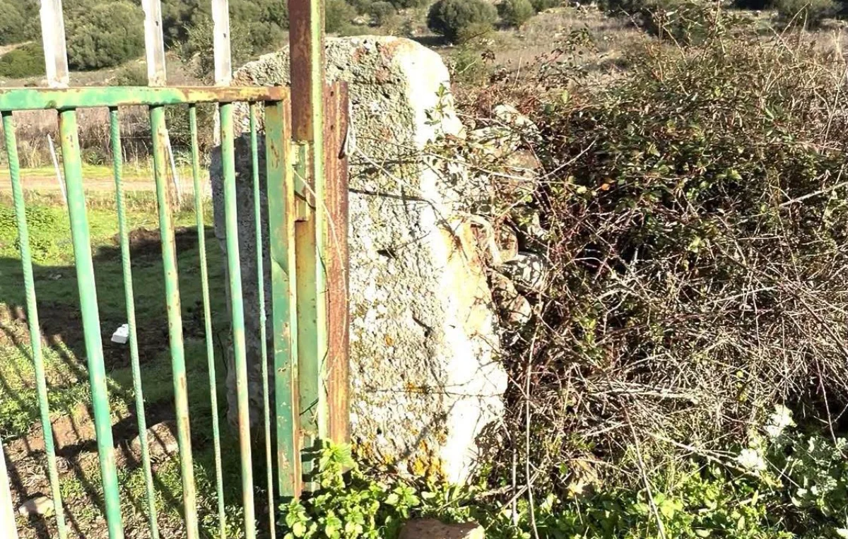 Sedilo: stele di una Tomba dei Giganti forata e trasformata in “fermaporta” per un cancello