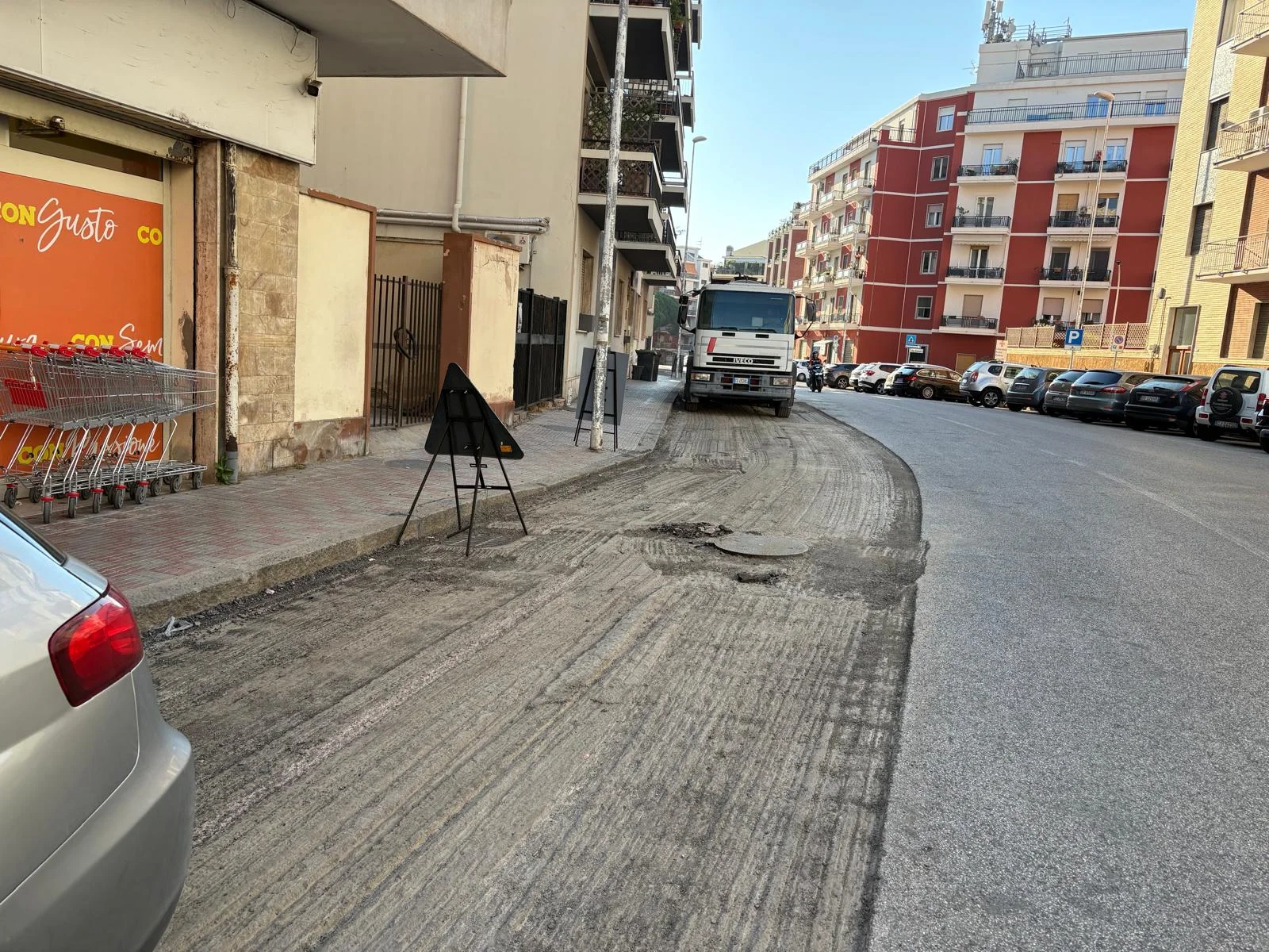 Caos cantieri a Cagliari, pista ciclabile spunta a sorpresa: «Carreggiata ristretta, rischio blocco per i tir della Conad»