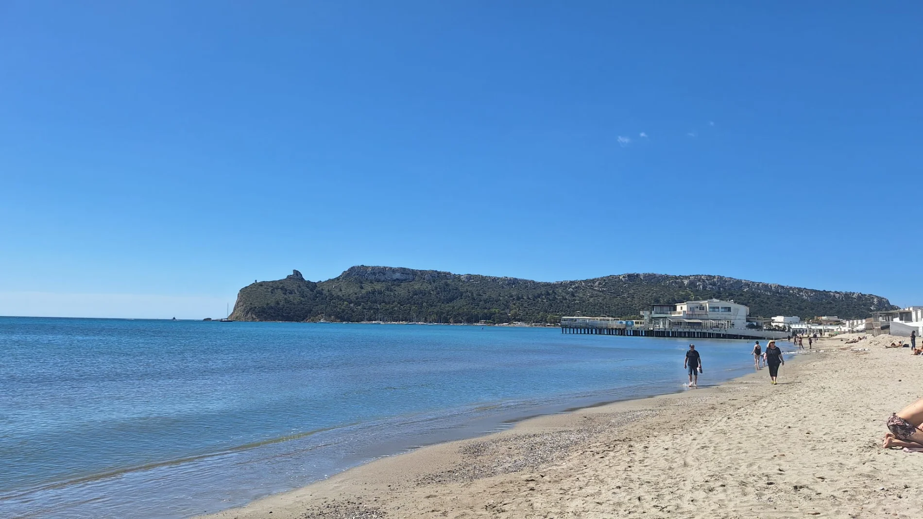 Poetto, rimossi due presunti ordigni bellici: revocato il divieto di balneazione