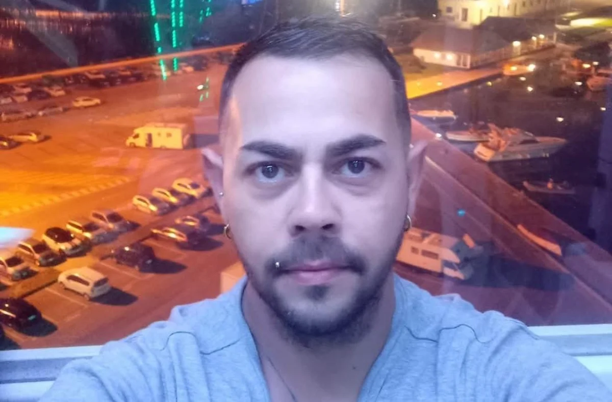 Giorgio Menna, 38 anni, muore in un tragico incendio a Palau: i figli, 8 e 12 anni, si sono salvati