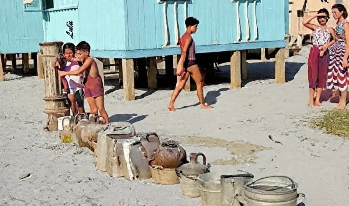 Quiz per cagliaritani doc: Poetto anni ’60, sapete cosa stanno facendo questi bimbi nella foto?