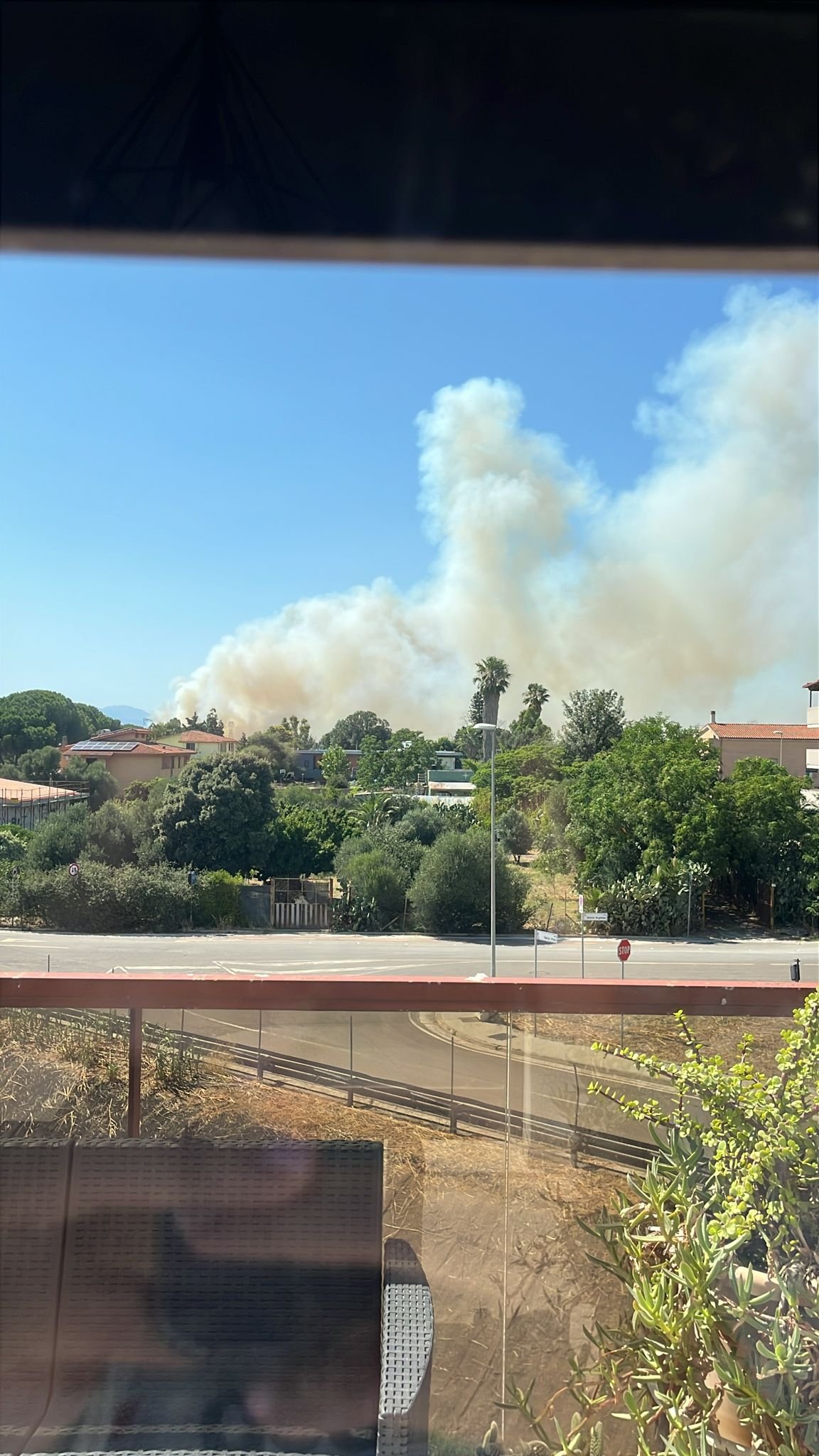Grosso incendio paralizza Elmas e Assemini, case evacuate e Ss 130 sbarrata per ore
