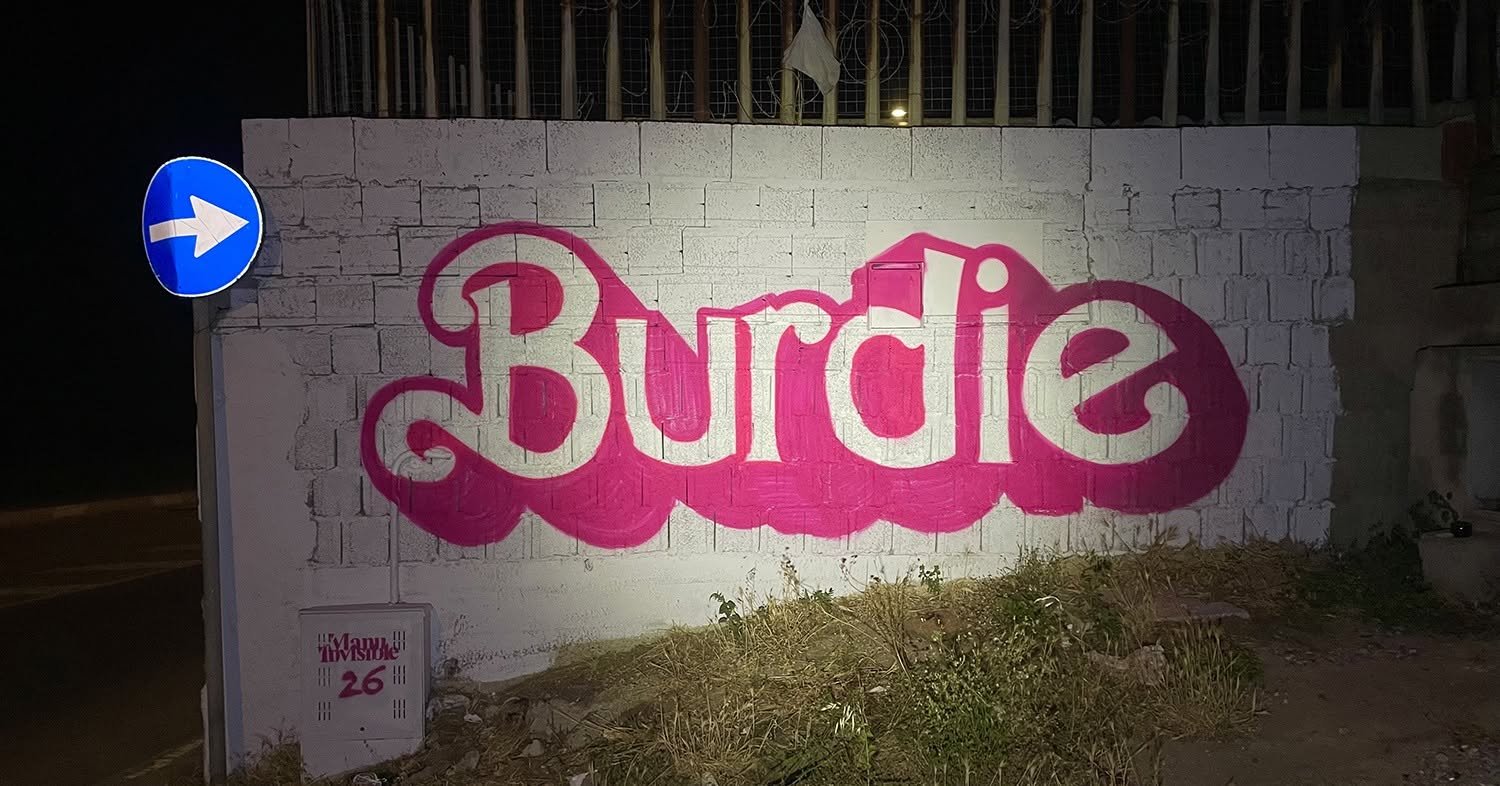 Cagliari, la parodia pop di Manu Invisibile: a San Michele Barbie diventa “Burdie”