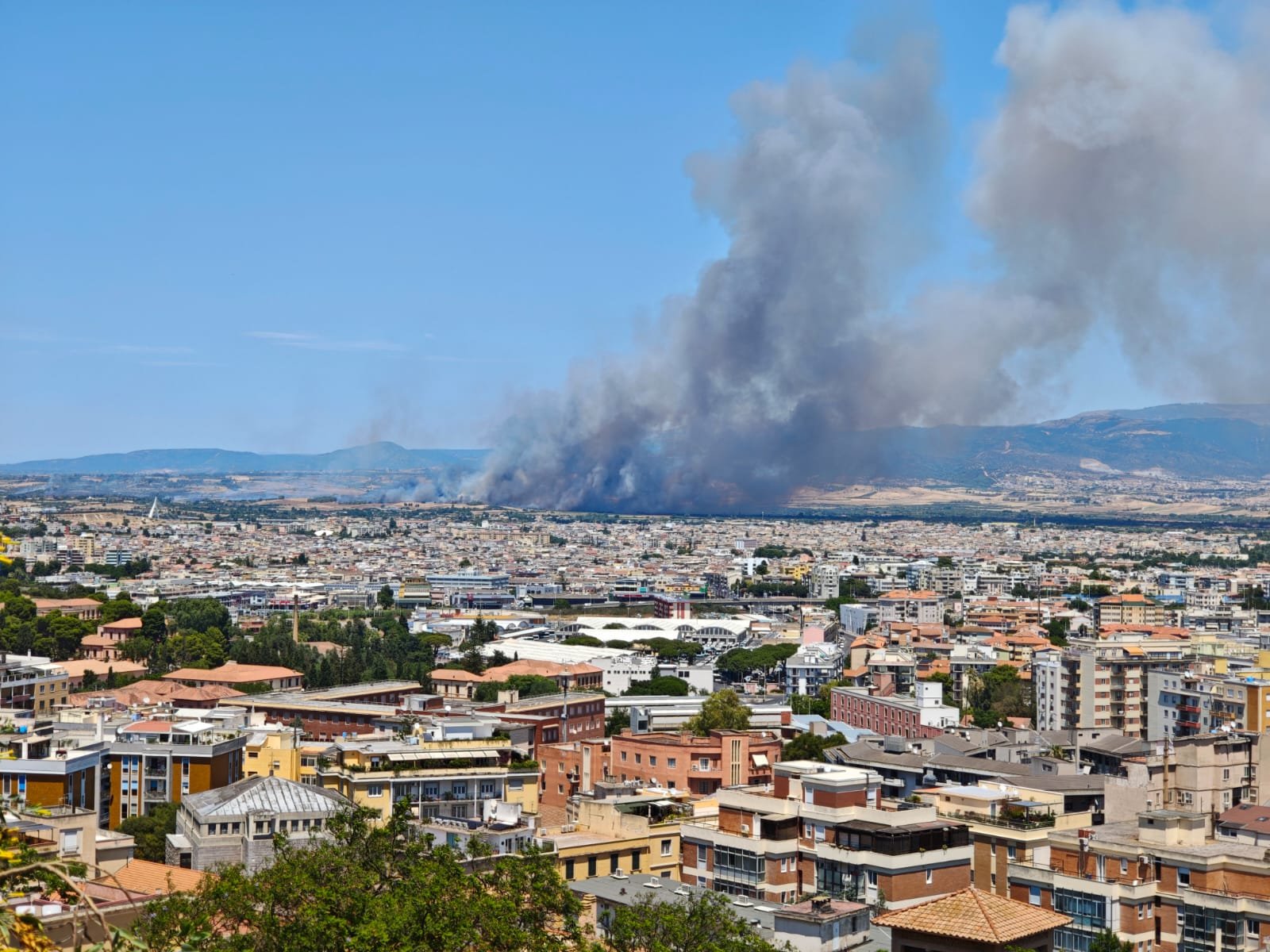 Mega incendio nelle campagne di Selargius, nuvoloni neri arrivano sino al Policlinico e a Cagliari