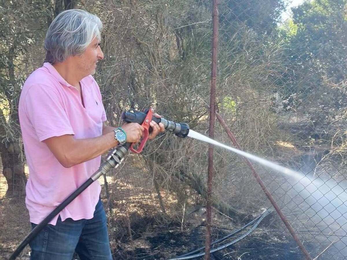 Selfie tra le fiamme: divampa la polemica social contro il sindaco di Monserrato Tomaso Locci
