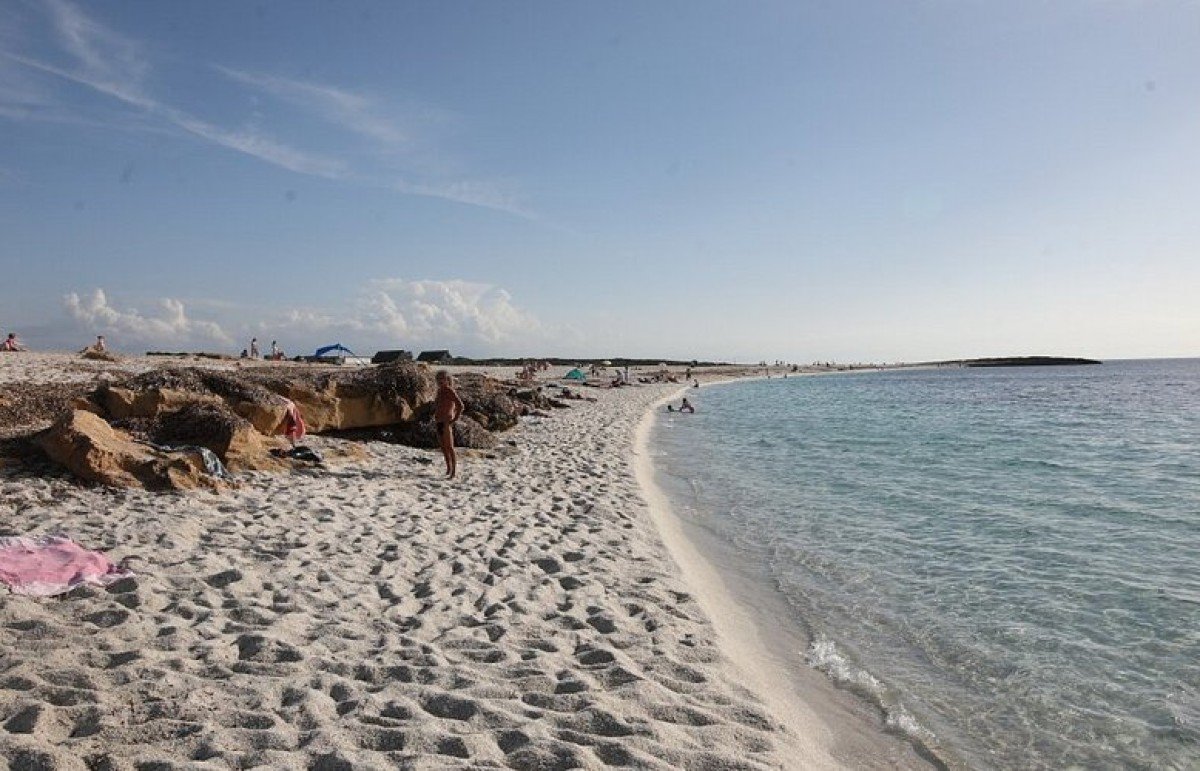 Il ritorno dei chicchi di quarzo: un atto di riparazione storica restituisce l’anima alla spiaggia di Is Arutas