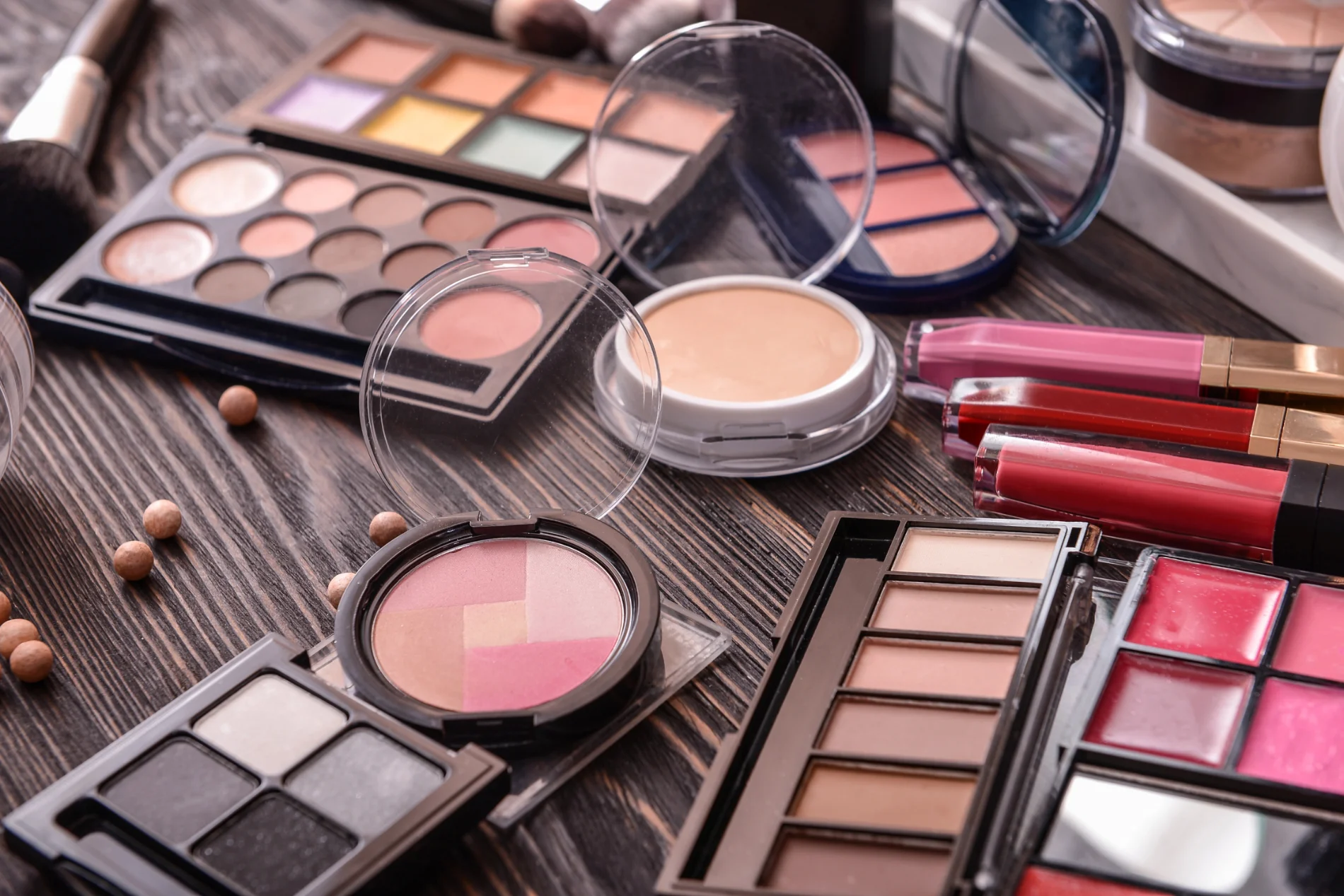 Cosmetici con sostanze cancerogene sugli scaffali: maxi sequestro dei Nas in un negozio di Selargius