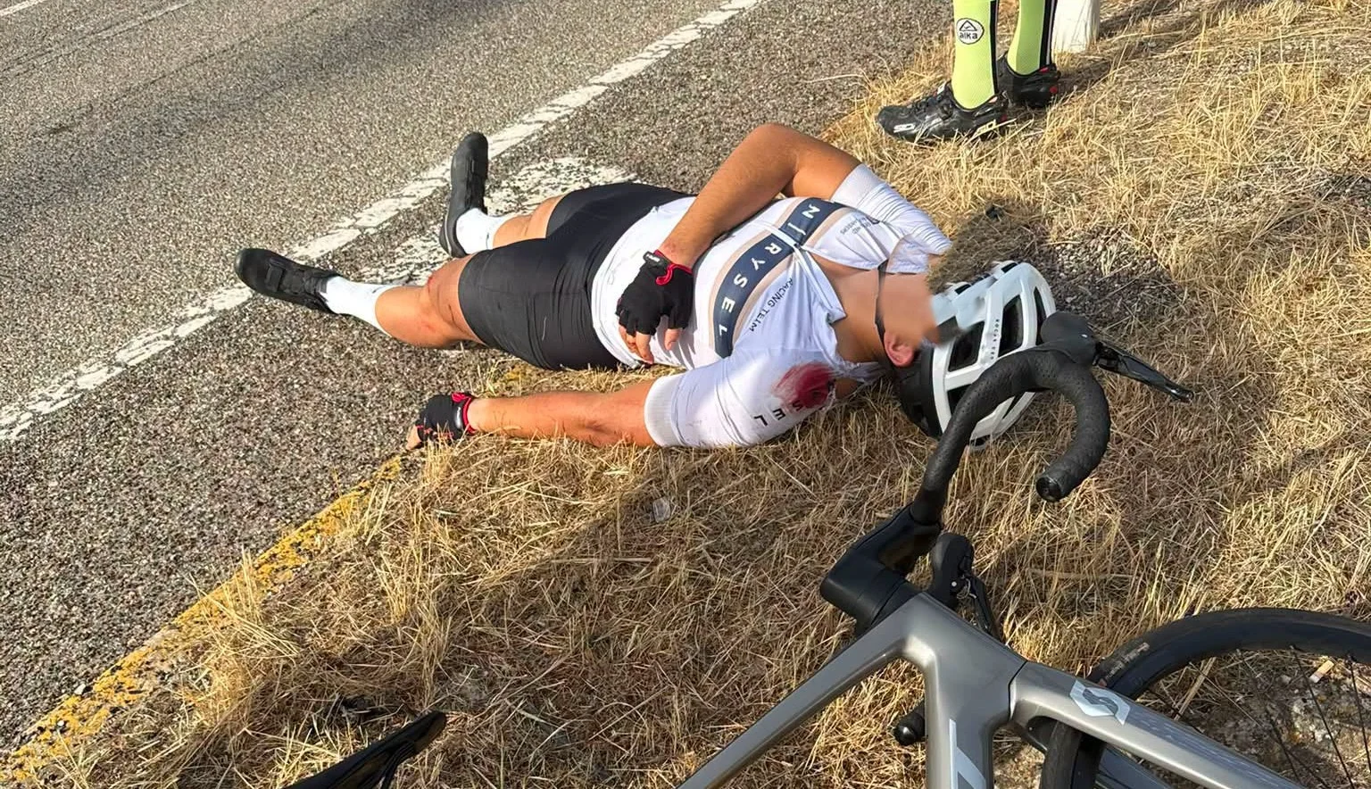 Pirata della strada travolge un ciclista in viale Monastir e scappa: «Costituisciti, ci sono testimoni»