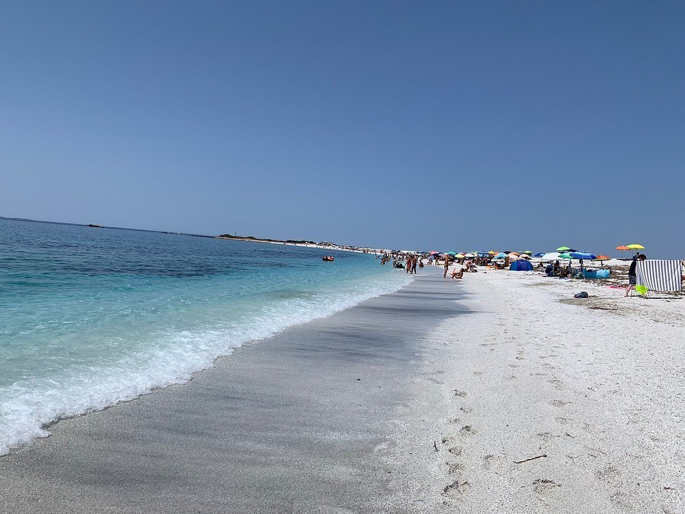 Eroe per caso nel mare di Mari Ermi: pensionato in pericolo salvato dall’intervento tempestivo di un poliziotto fuori servizio