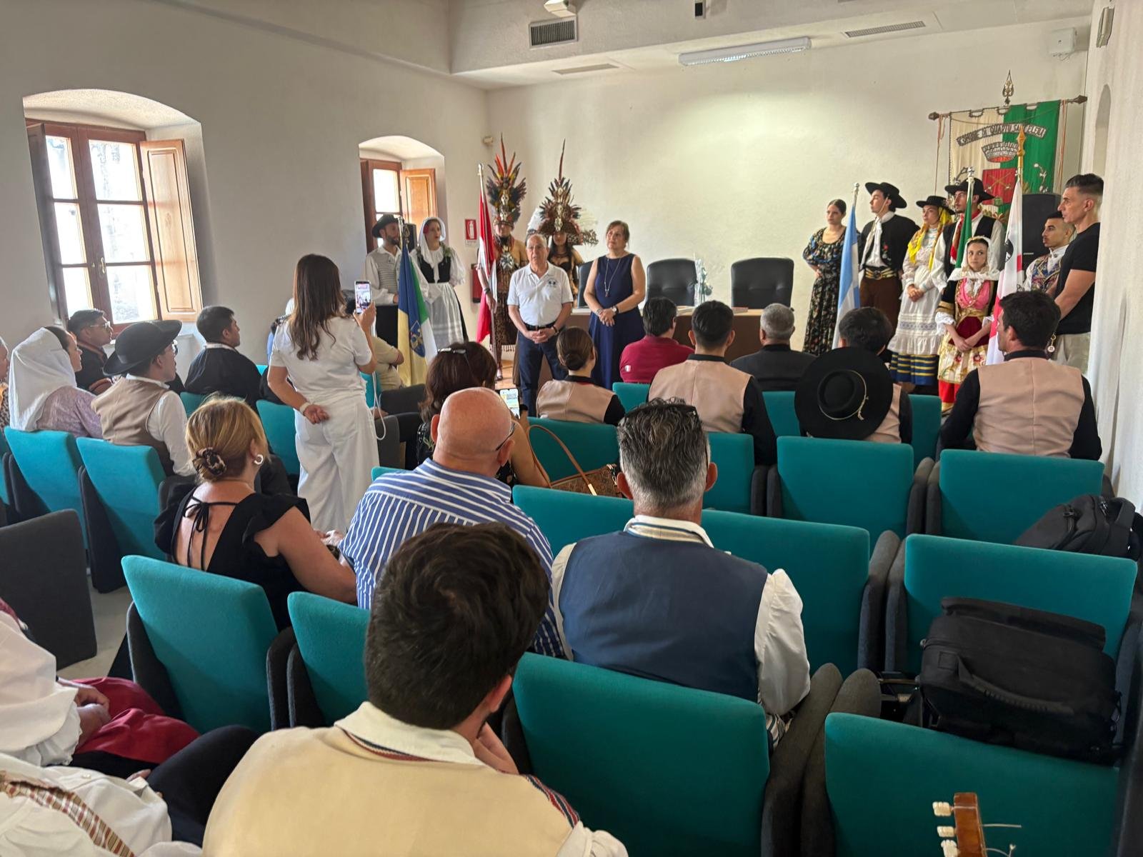 Nella Sala dell'Affresco il tradizionale incontro tra istituzioni e gruppi presenti in città per Sciampitta, tra musiche e sorrisi